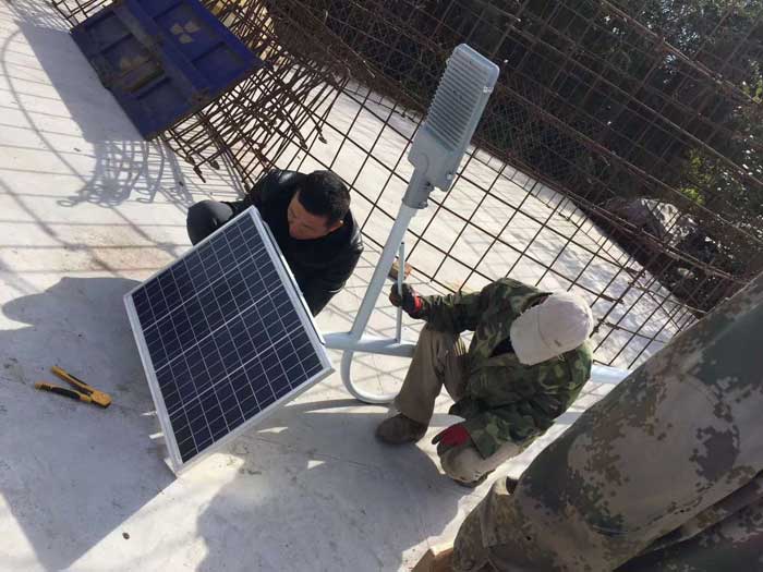 組裝太陽能路燈